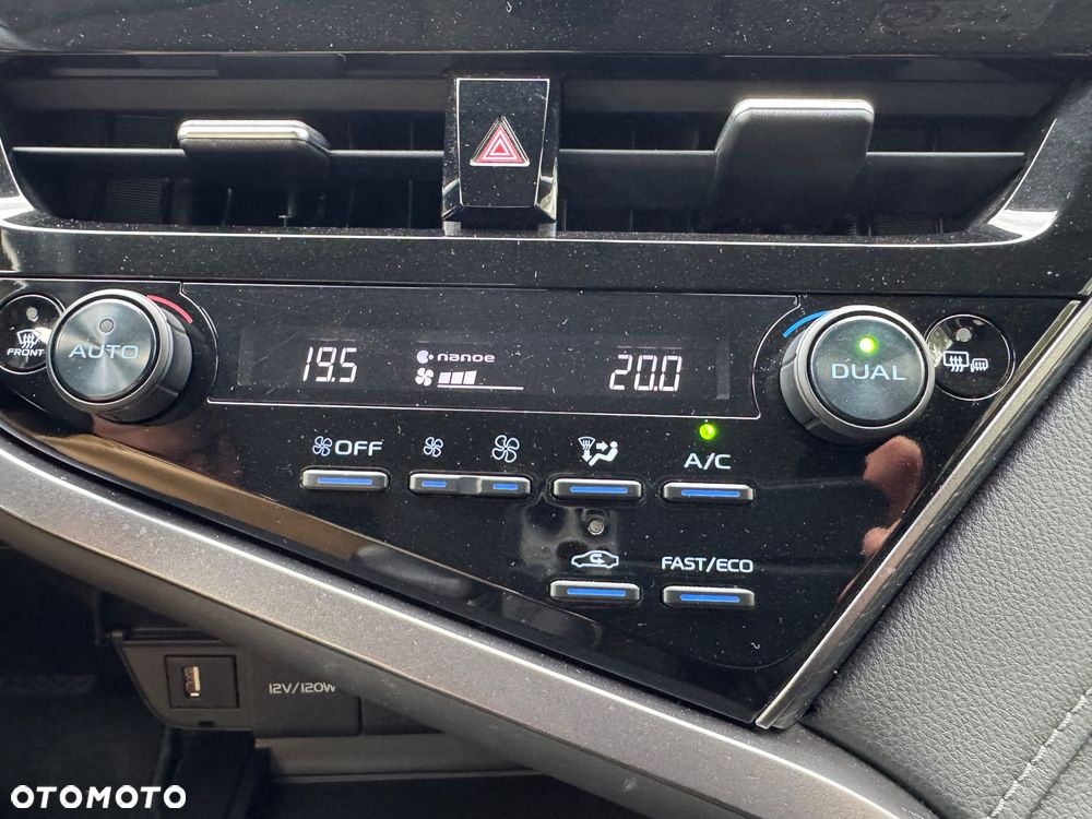 Toyota Camry 2.5 Hybrid Comfort CVT - 24