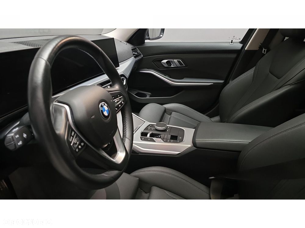 BMW Seria 3 320d xDrive mHEV - 31