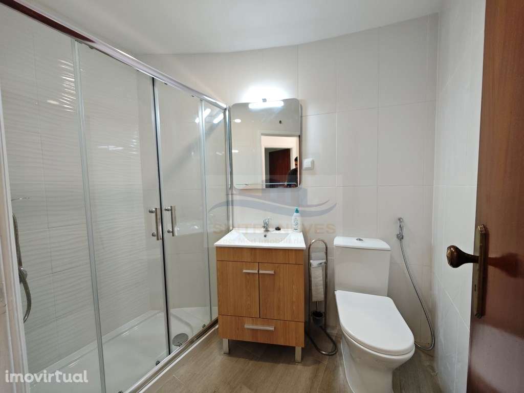 Loja transformada em apartamento T1 com garagem e armazém - Amadora - Grande imagem: 4/17