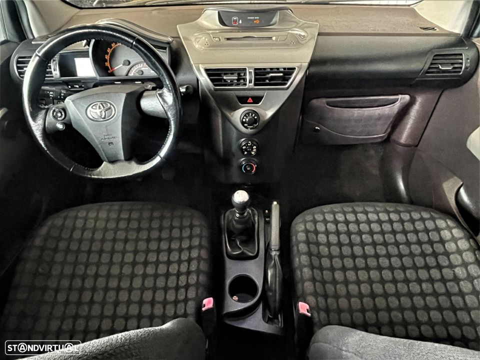 Toyota iQ - 15