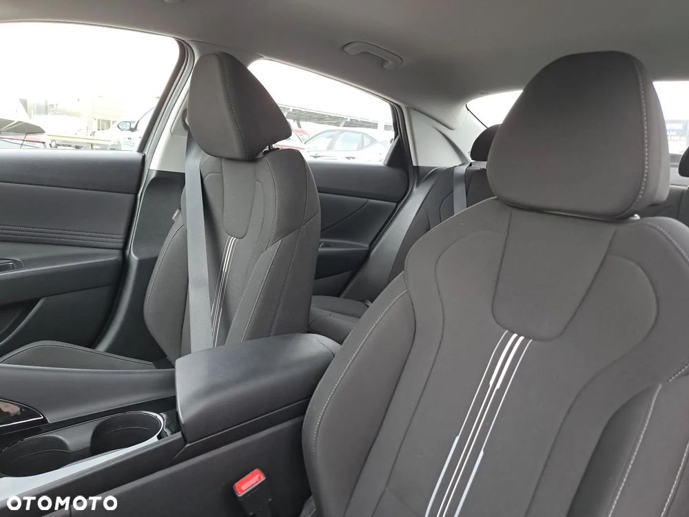 Hyundai Elantra - 11