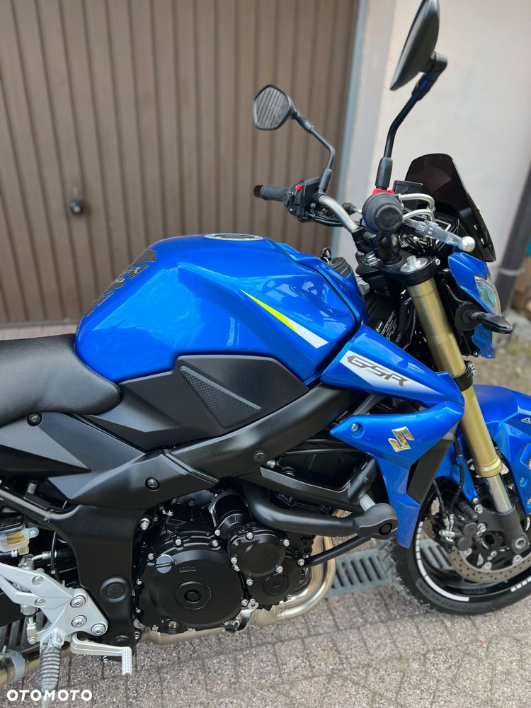 Suzuki GSR - 8
