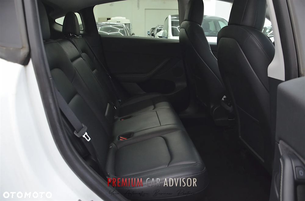 Tesla Model Y Long Range AWD - 11