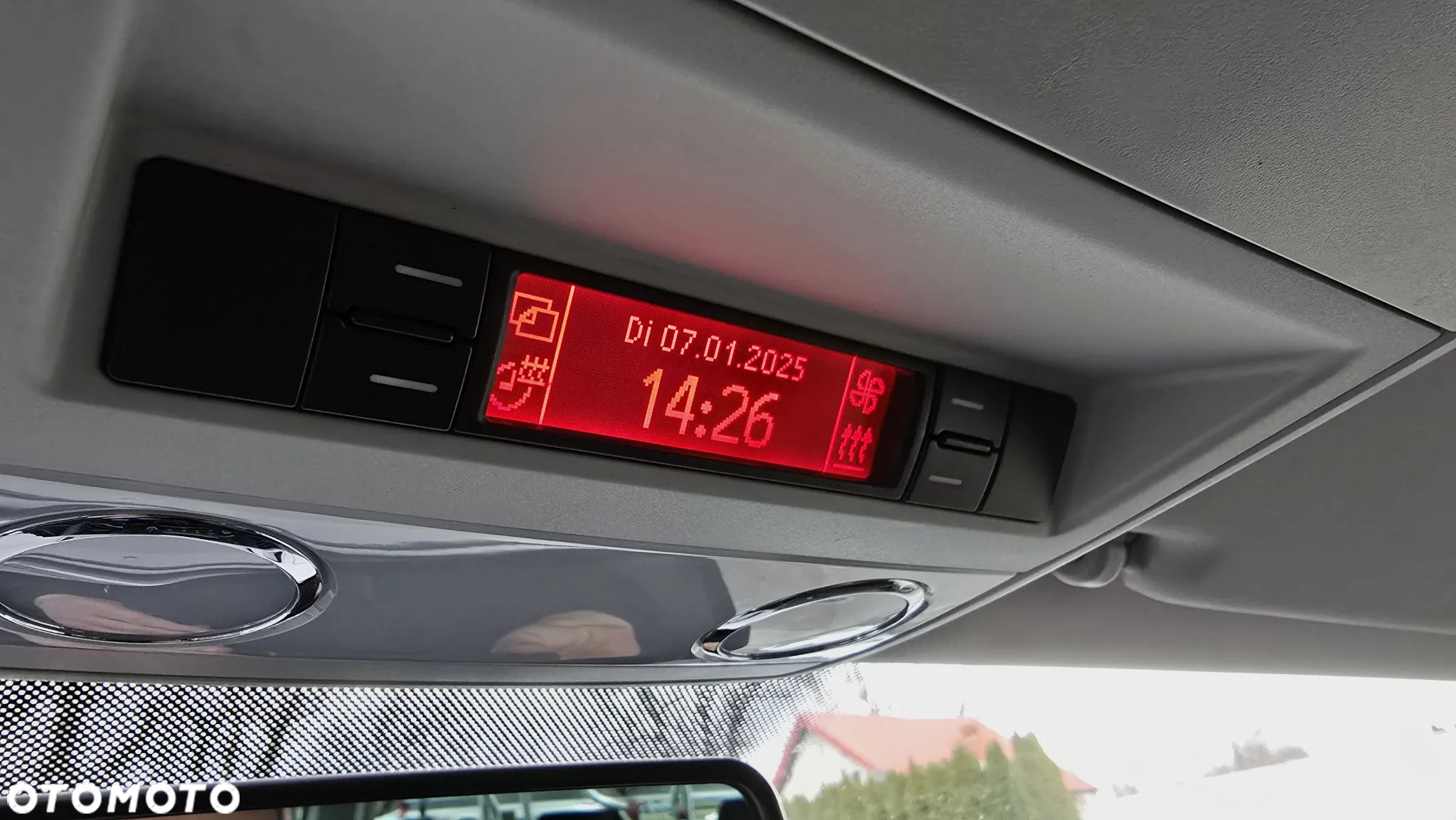 Volkswagen Caravelle - 9