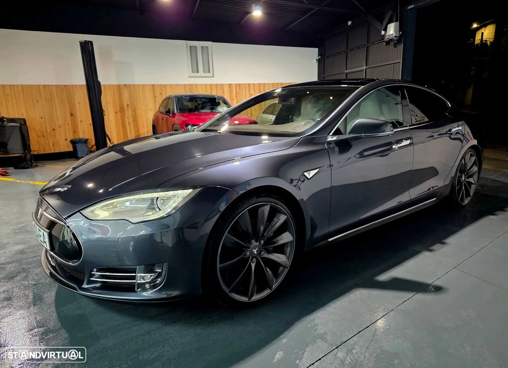 Tesla Model S 85 - 32