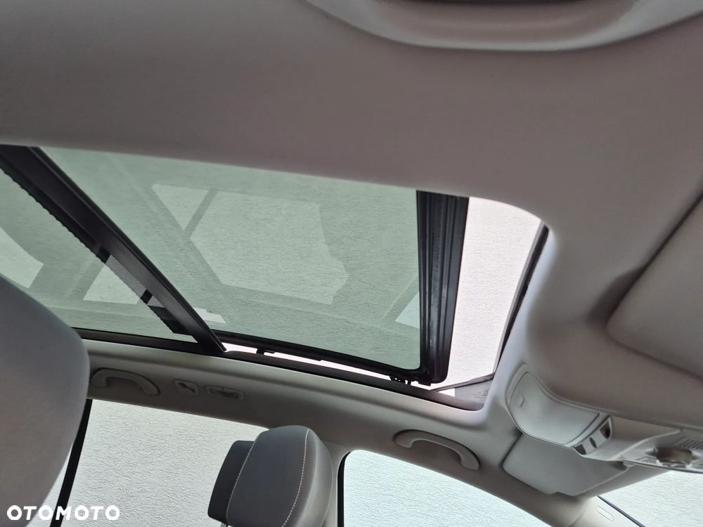 Volkswagen Touran 2.0 TDI DPF MATCH - 23