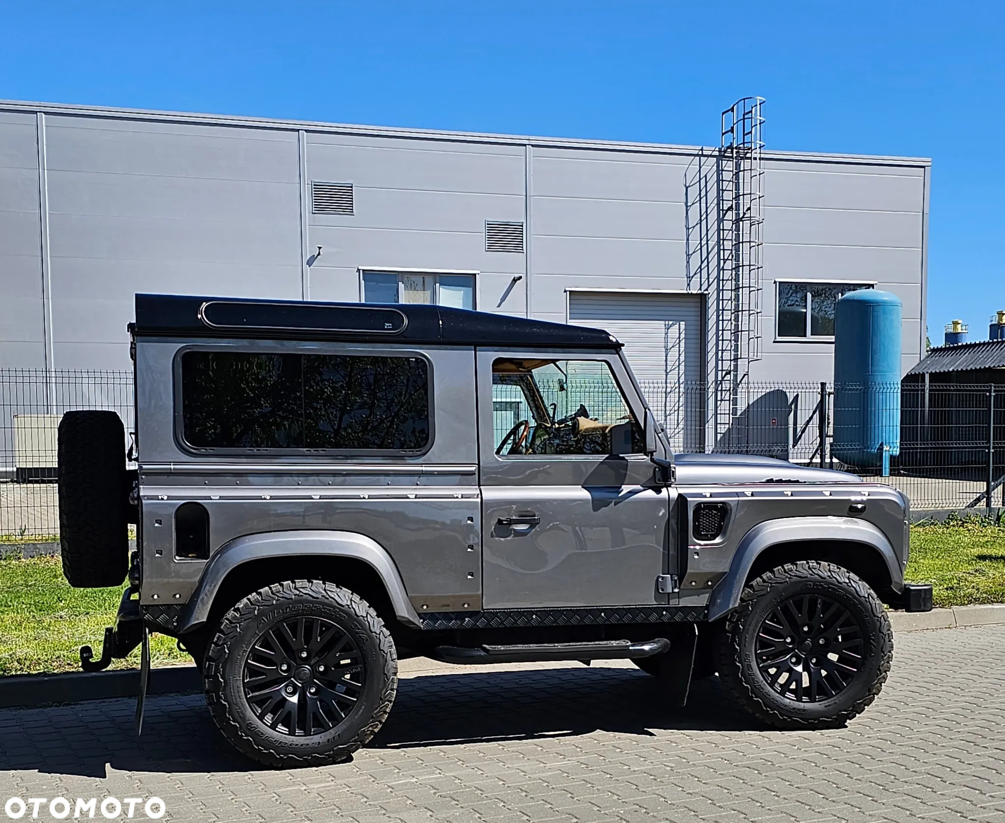 Land Rover Defender - 2