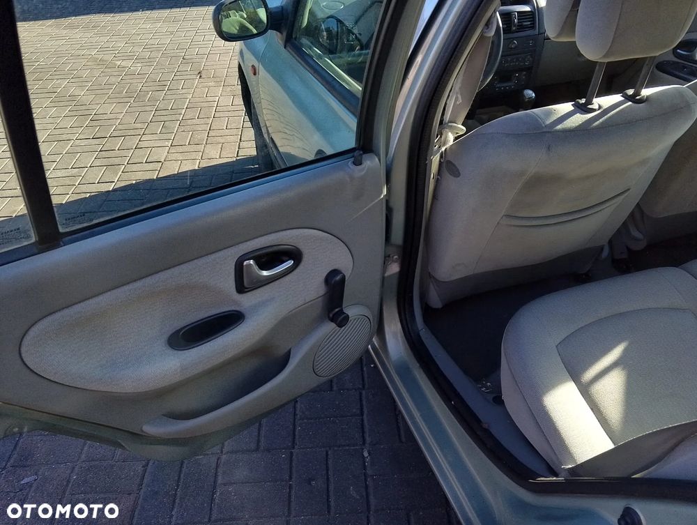 Renault Clio II FL (01-03.) 1.5 DCI 65KM. Silnik K9K704 Skrzynia JB3 980 lakier NV191.Cały na części. GWARANCJA !!! Przód Tył Zestaw Komplet Drzwi Klapa Zderzak Błotnik Maska Grill Atrapa Szyba Pas Lampa Lusterko Boczki Fotel Kanapa Kokpit Deska Rozdzielcza Przełącznik Włącznik Sterownik Przewody Wiązka Instalacja Moduł Komputer Czujnik Listwa Pompa Alternator Wtryski Głowica Rozrusznik Kompresor Sprzęgło Dwumas Silnik Skrzynia ABS Klimatyzacji Paliwa Wspomagania Kolektor Turbina Przepustnica Zawór Chłodnica Koło Hak Belka Sanki Zawieszenie Mcpherson Półoś Amortyzator Wydech Tłumik Zacisk Most - 9