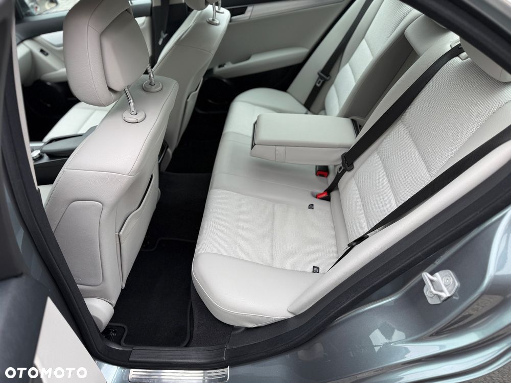 Mercedes-Benz Klasa C 180 CGI BlueEff Avantgarde - 30