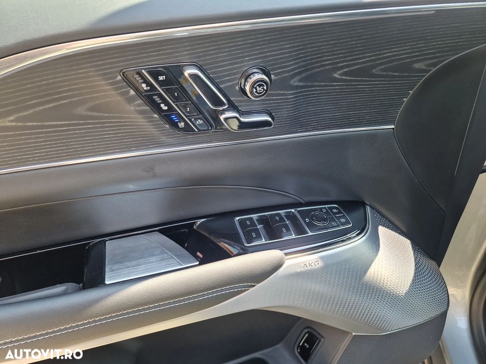 Cadillac Lyriq Sport - 13