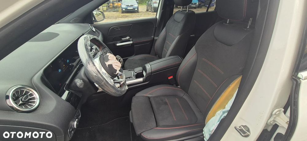 Mercedes-Benz GLA - 24