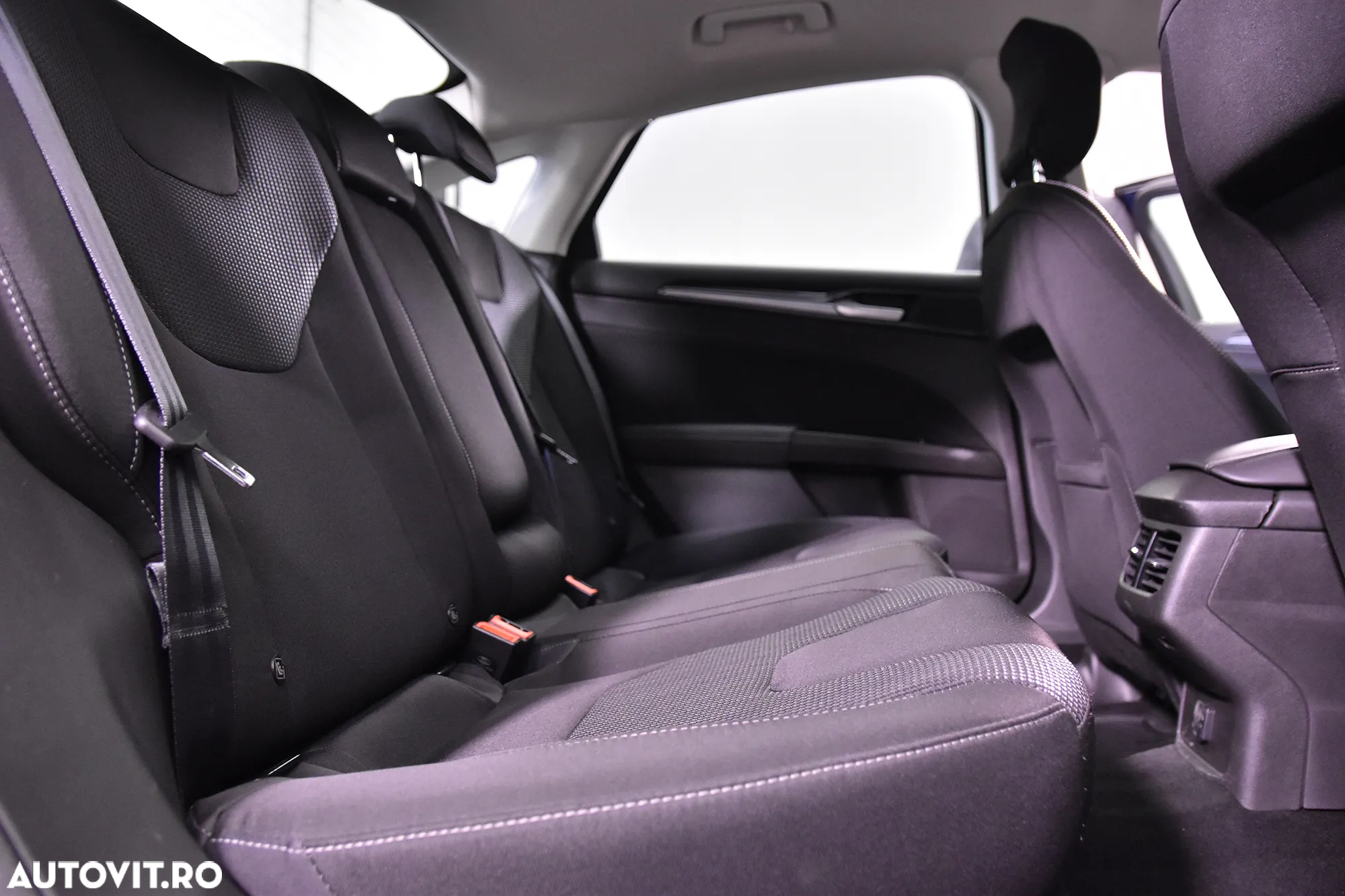 Ford Mondeo 2.0 HEV Titanium - 12