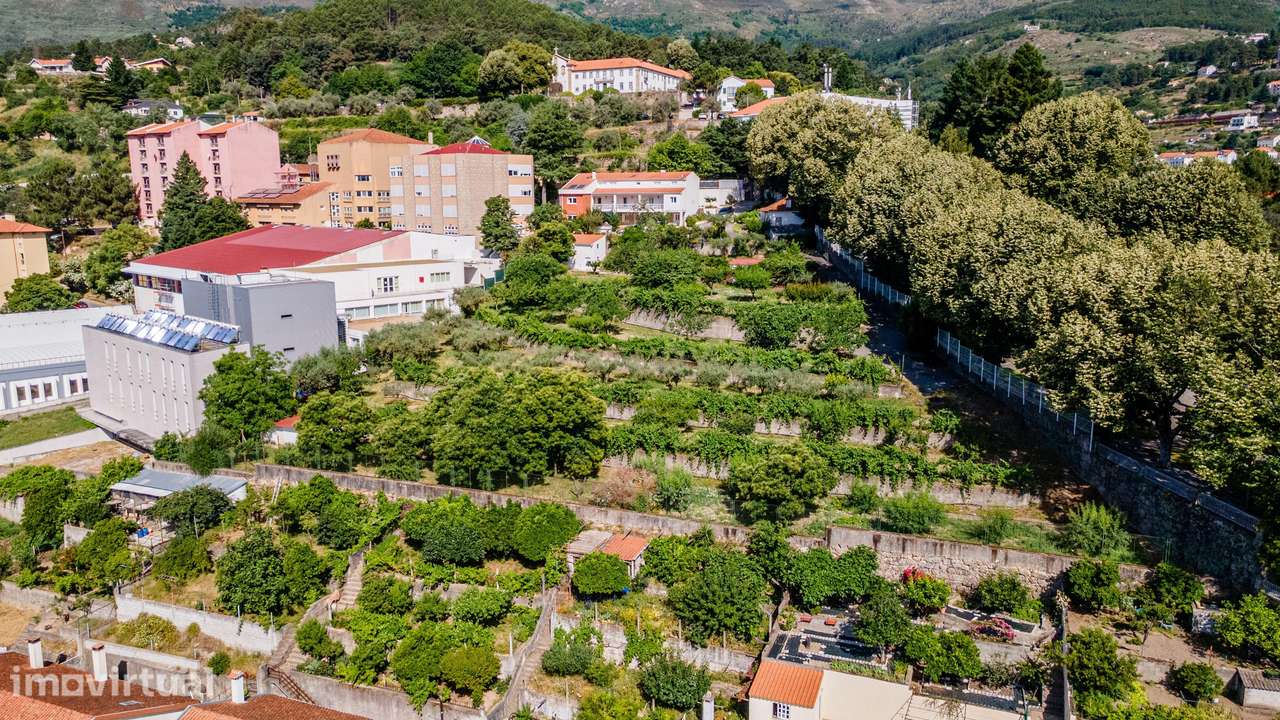Quinta com cerca de 1 hectar e casa de 11 quartos na Covilhã - Vista 4