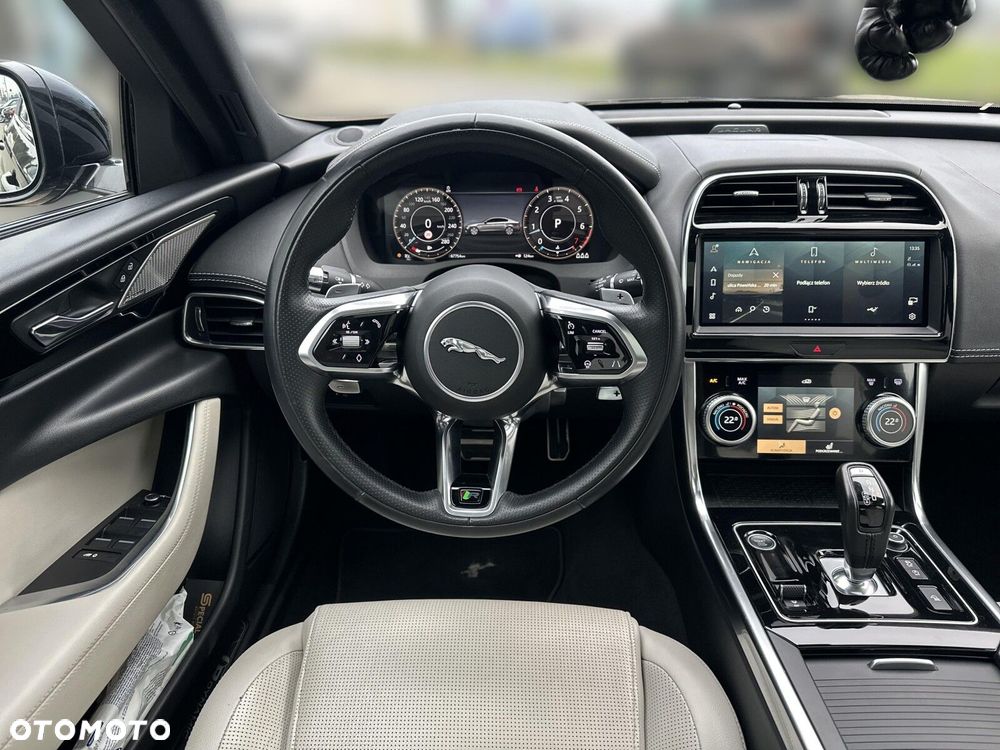 Jaguar XE - 16