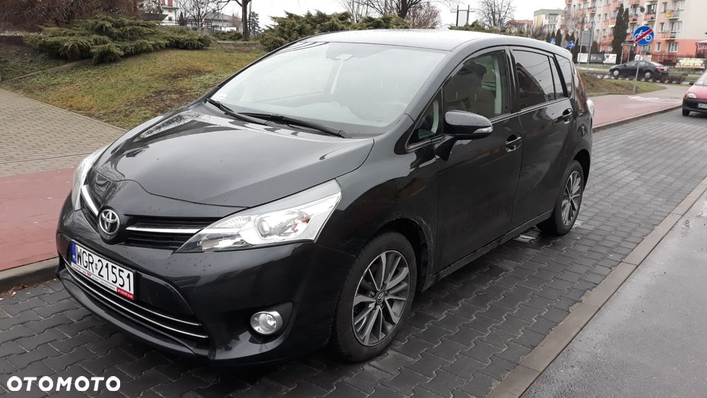Toyota Verso 2017 photo 2