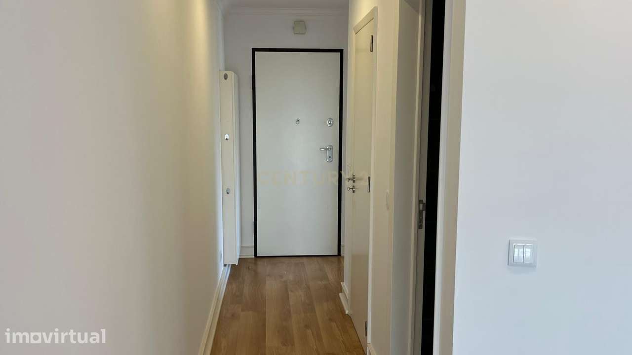Apartamento Renovado T2 em Almada com Varandas e Ar Condicionado - Grande imagem: 4/26