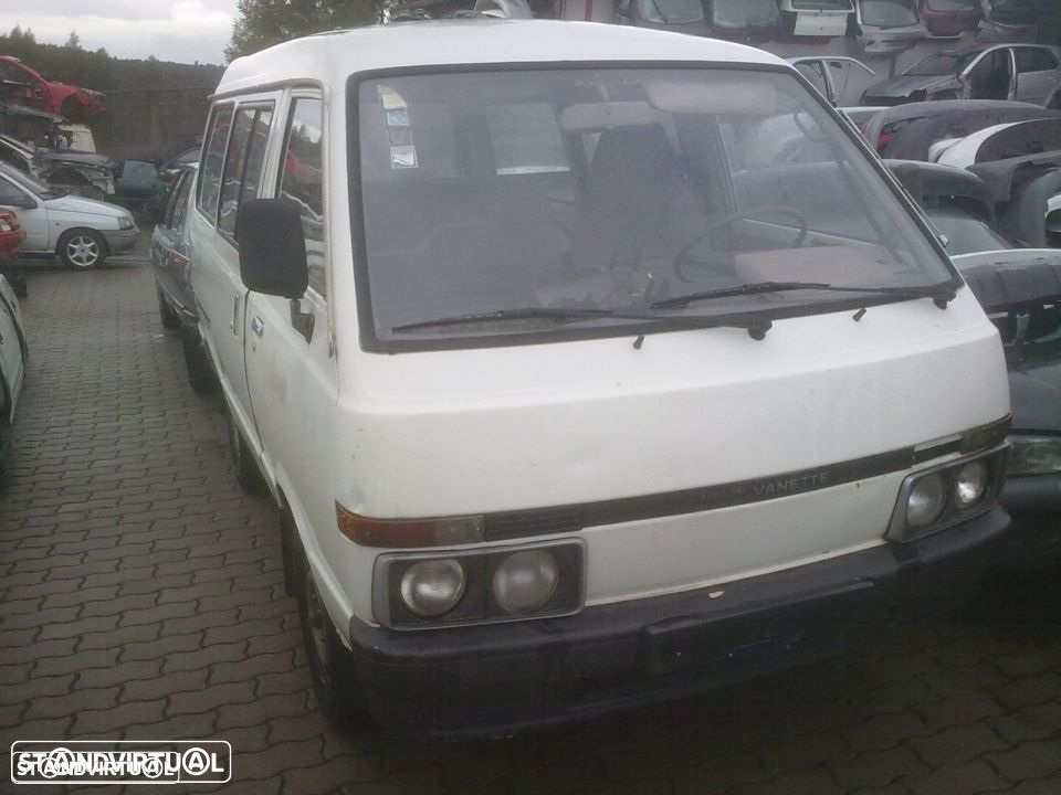 Traseira / Frente /Interior Nissan Vannete 89
