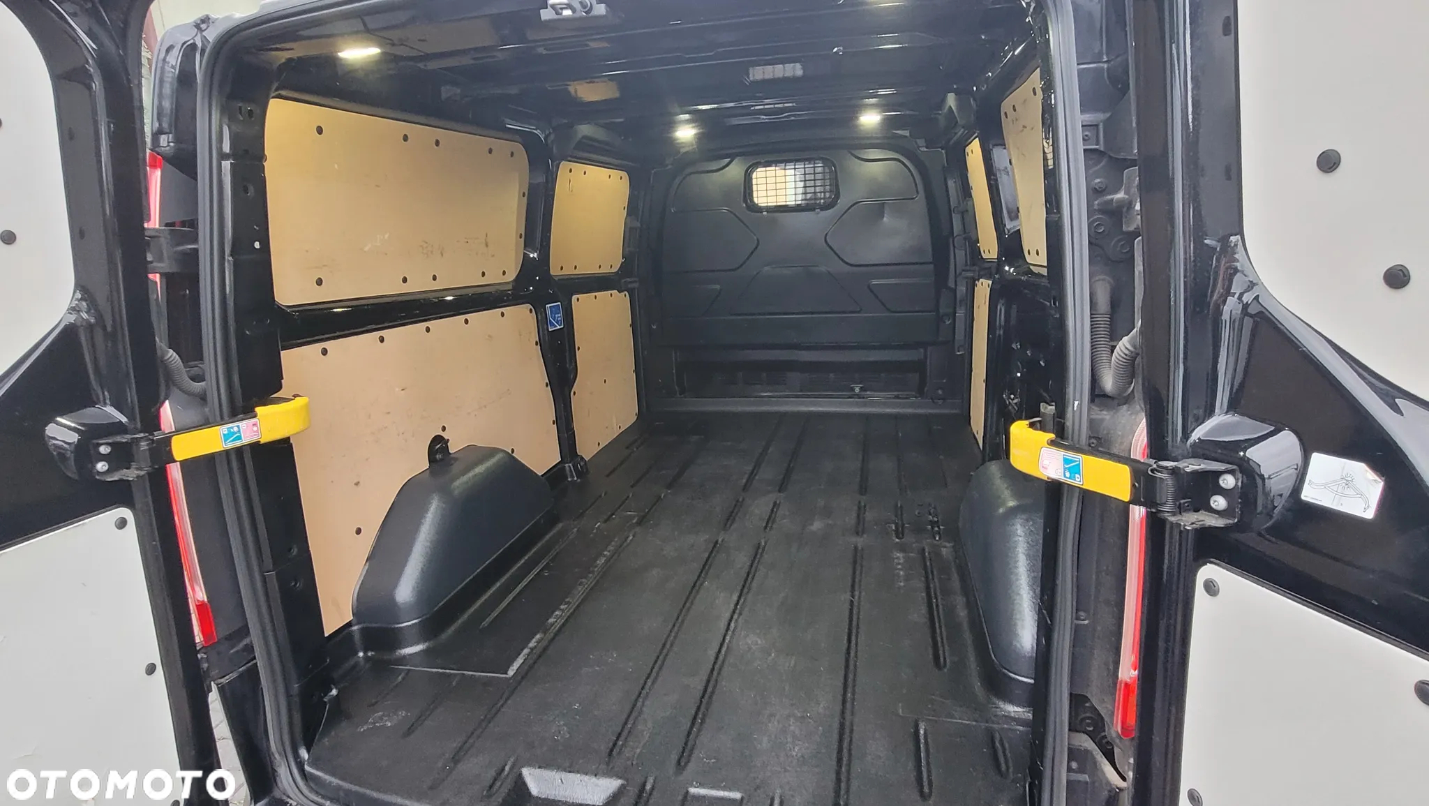 Ford TRANSIT CUSTOM LIMITED L2 2.2TDCI-155PS - 10