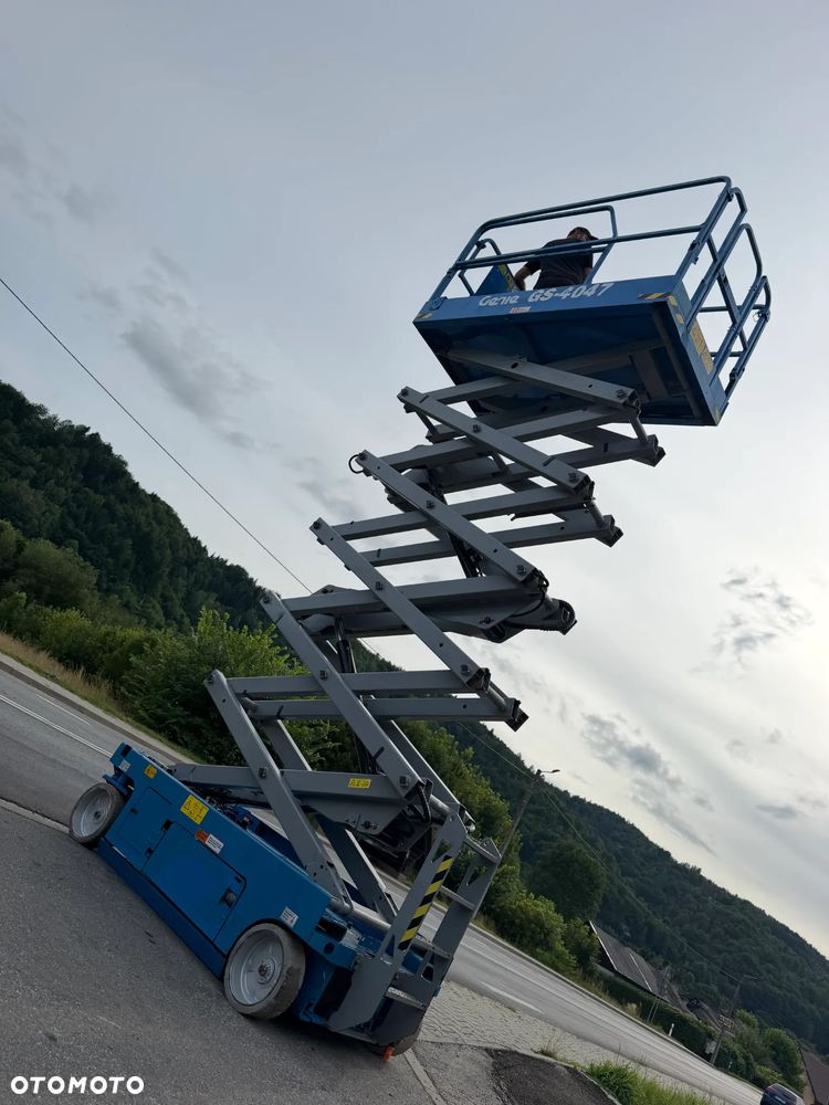 Genie GS-4047. Zwyżka Platforma Nożycowa 14 metrów wysokość robocza. Podnośnik przywieziony z Norwegii praktycznie zerowe zużycie. Pracował w urzędzie komunalnym 1 raz w roku okres świąteczny! Udzwig 380 kg. Rozsuwany Balkon. Sterowanie góra dół. Akumlatory w świetnej kondycji z 2024 roku. Wielka Okazja! - 36