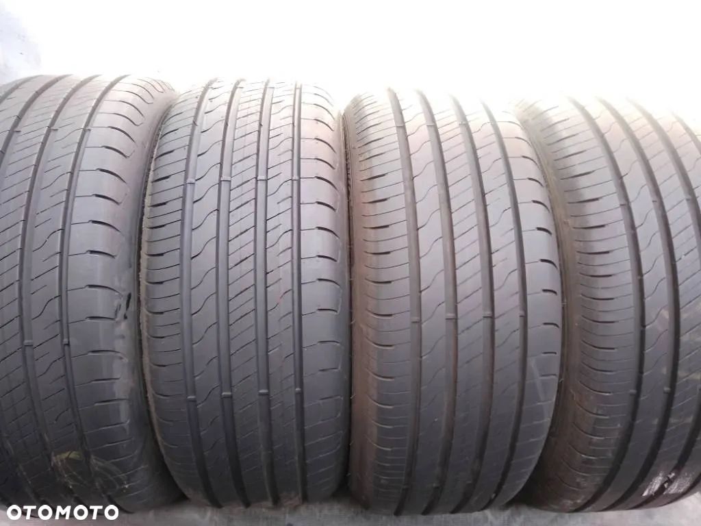 Goodyear EfficientGrip Performance 2 215/55 R16 93V 2204 8mm - 1