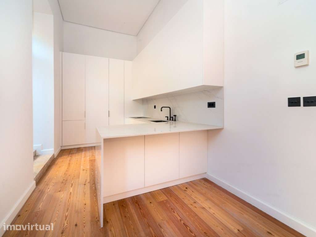 Loft T3 com pé direito duplo e 2 lugares de garagem totalmente recu... - Grande imagem: 2/29