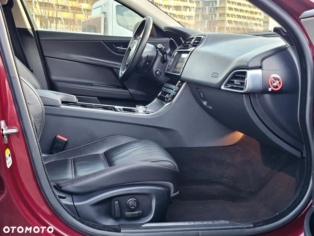 Jaguar XE 2.0 D Prestige - 30