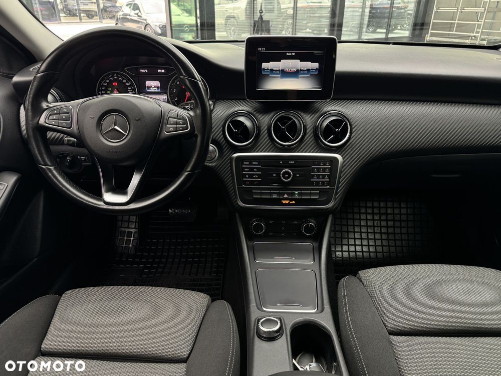 Mercedes-Benz GLA 180 7G-DCT - 16