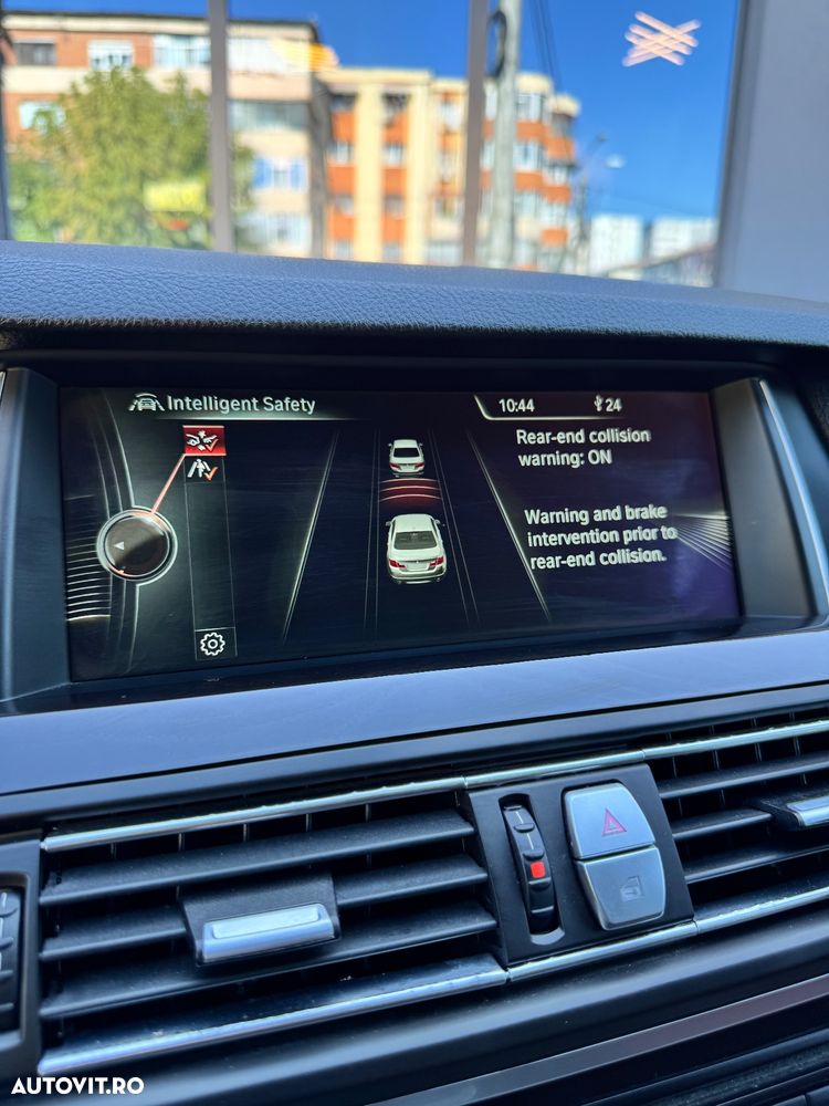 BMW Seria 5 525d xDrive AT - 30