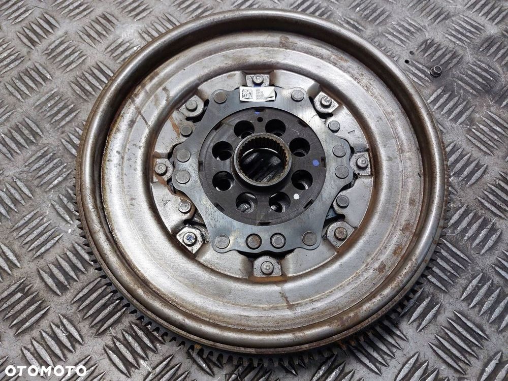 KOŁO DWUMASOWE VOLKSWAGEN PASSAT B8 LIFT 2.0 TDI 06K105266AC - 1