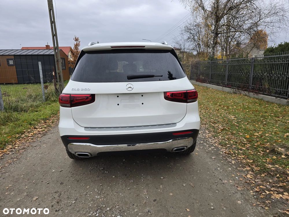 Mercedes-Benz GLB 250 Progressive 8G-DCT - 4