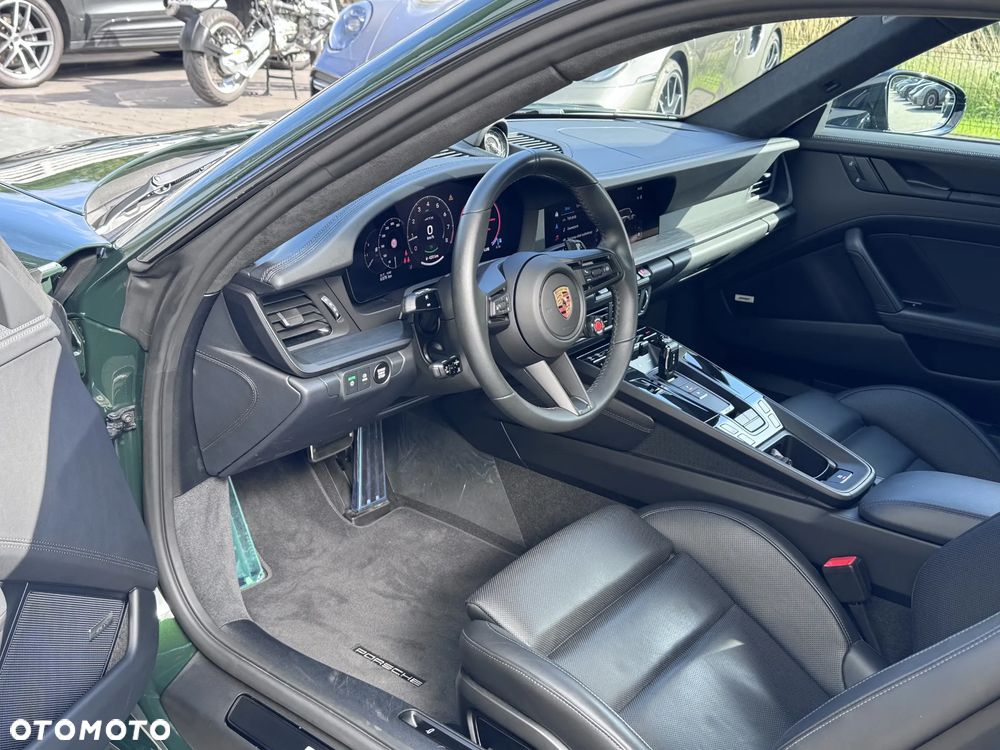 Porsche 911 Carrera 4 GTS - 24