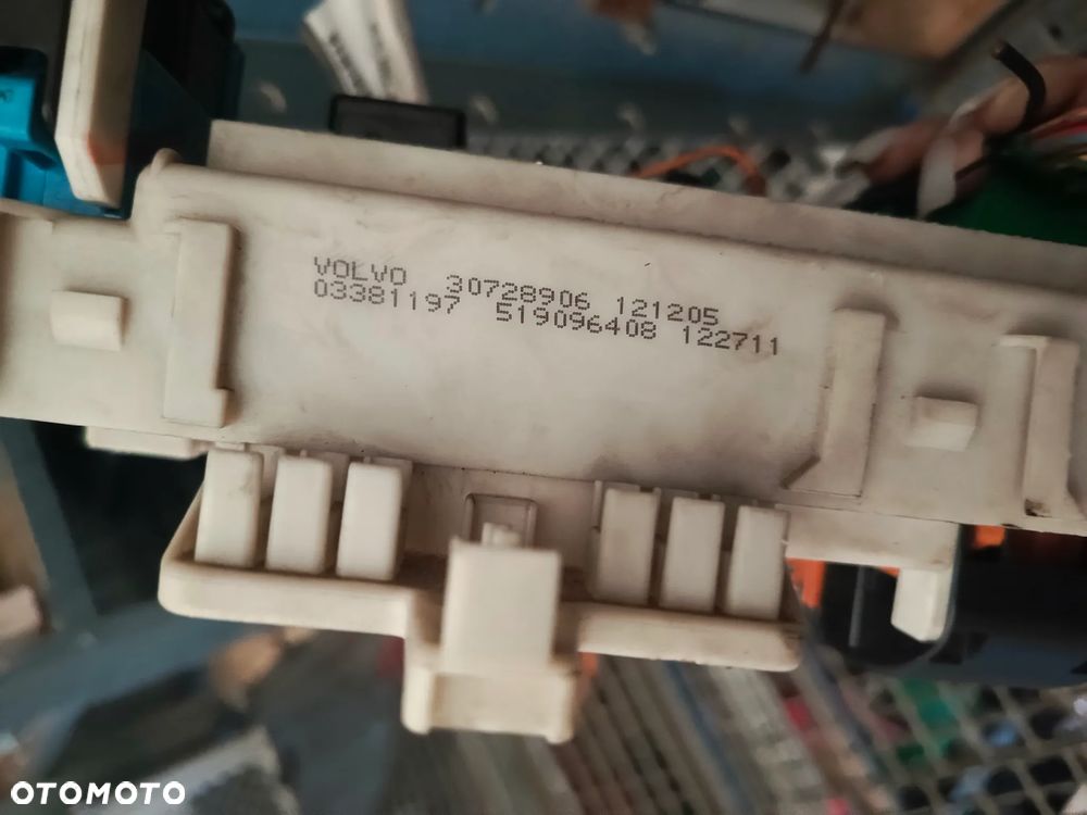 SKRZYNKA BEZPIECZNIKÓW MODUŁ BSI VOLVO V50 30728906 - 4