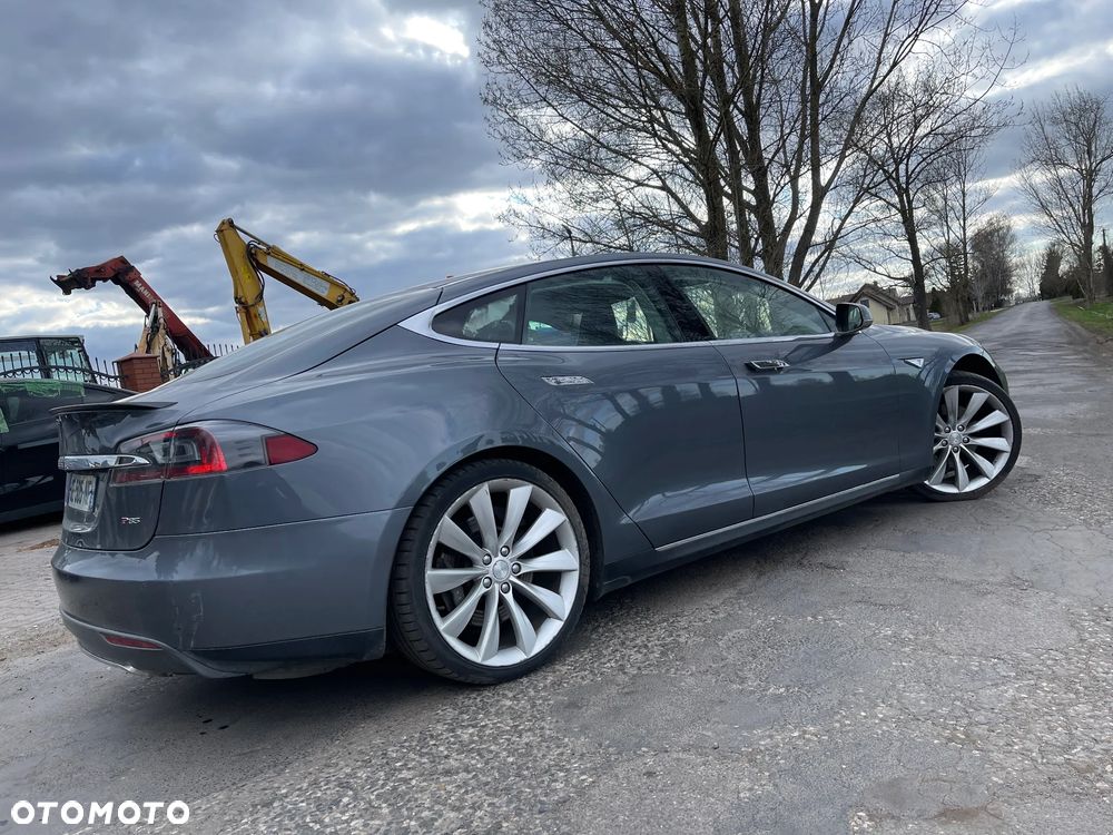 Tesla Model S - 36