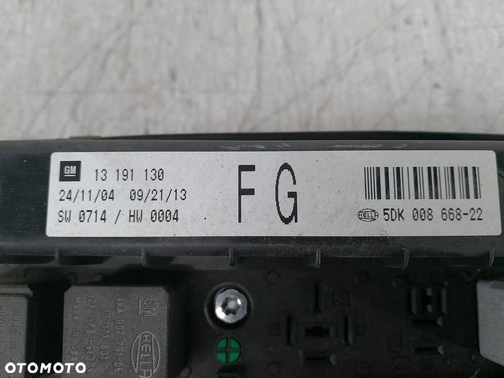 SKRZYNKA BEZPIECZNIKÓW OPEL ASTRA H 13191130  5DK008668-22  743381  1534937 - 8