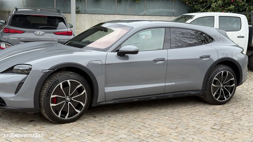Porsche Taycan Cross Turismo 4S - 39