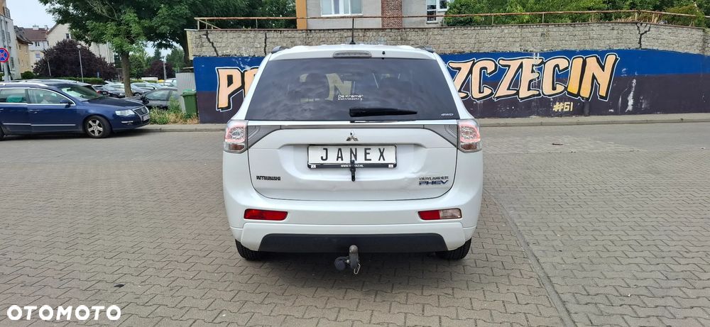 Mitsubishi Outlander Instyle NAVI + - 7