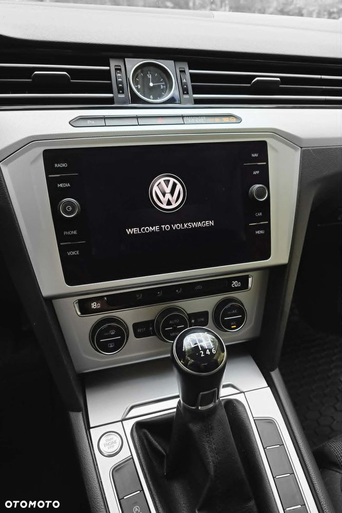 Volkswagen Passat 2.0 TDI SCR Comfortline - 18