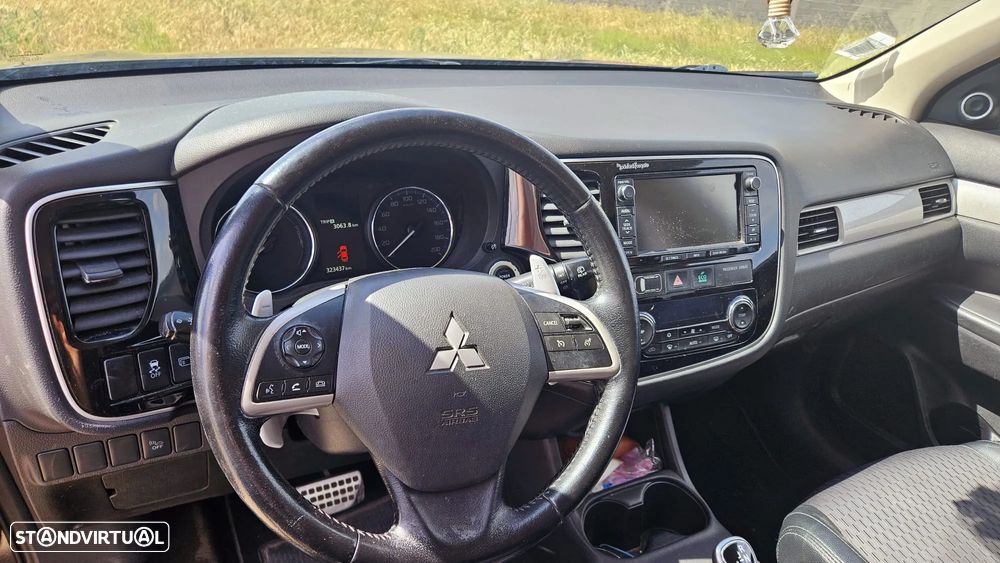 Mitsubishi Outlander 2.0 Instyle Navi - 9