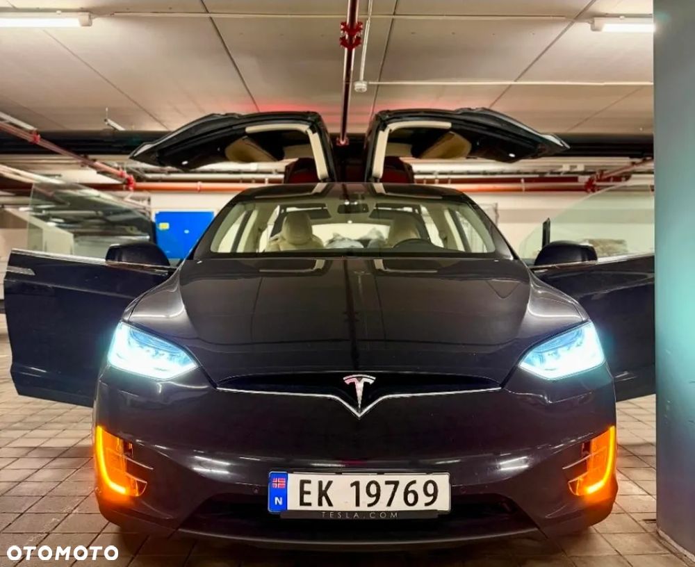 Tesla Model X - 3