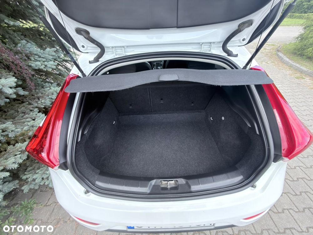 Volvo V40 T3 R-Design Momentum - 25