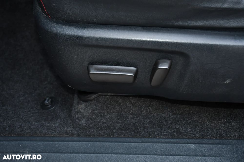 Toyota Hilux 4x4 Double Cab A/T Invincible - 33