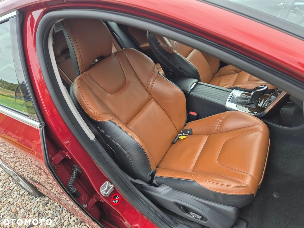 Volvo V60 D6 AWD Plug-in Hybrid R-Design Summum - 22