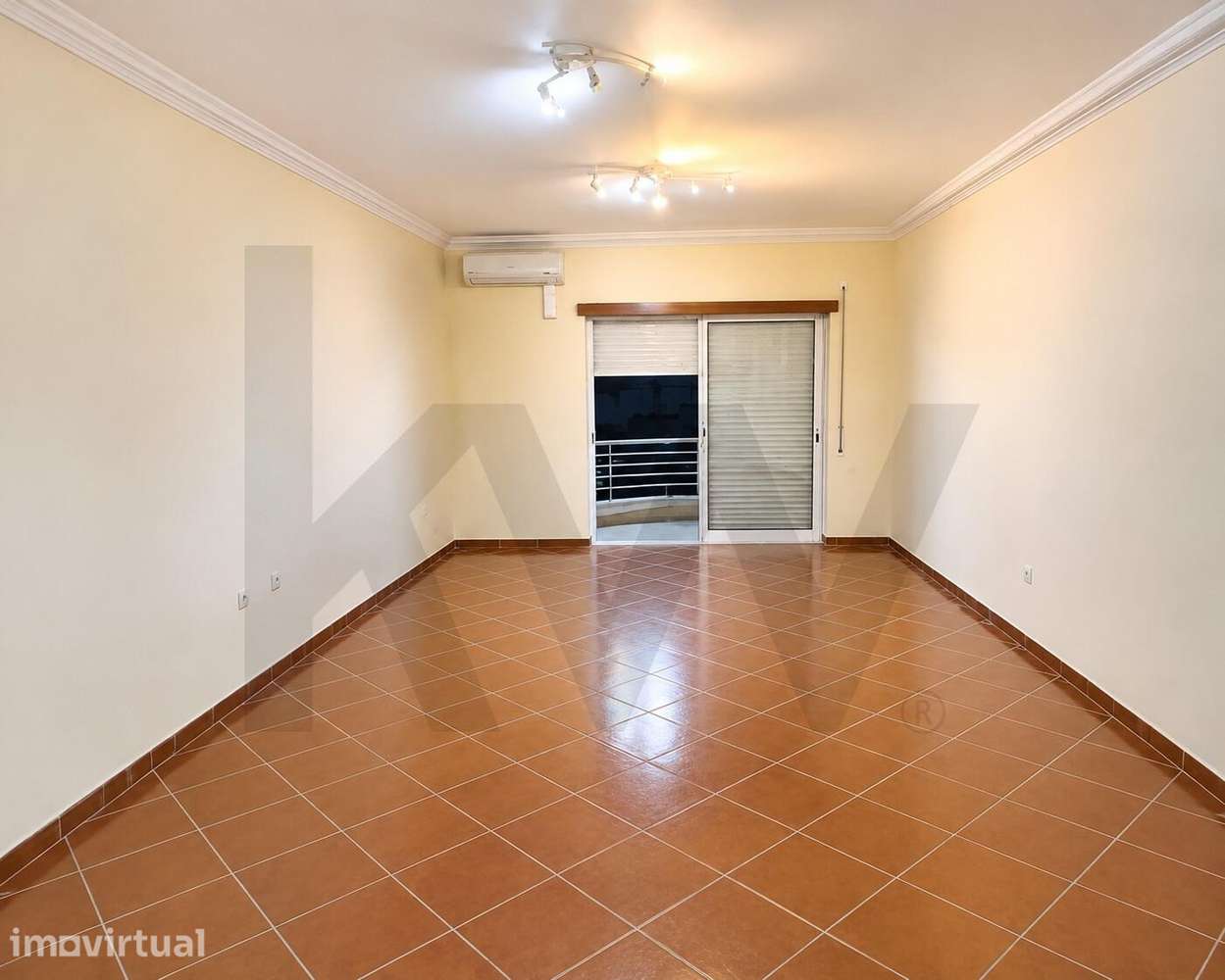 Apartamento T3 com Garagem, Arrecadação e Vista Desafogada | Arrendame - Grande imagem: 2/15