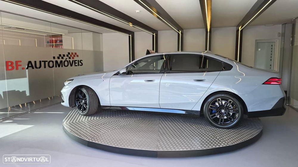 BMW 520 d Pack Desportivo M - 16