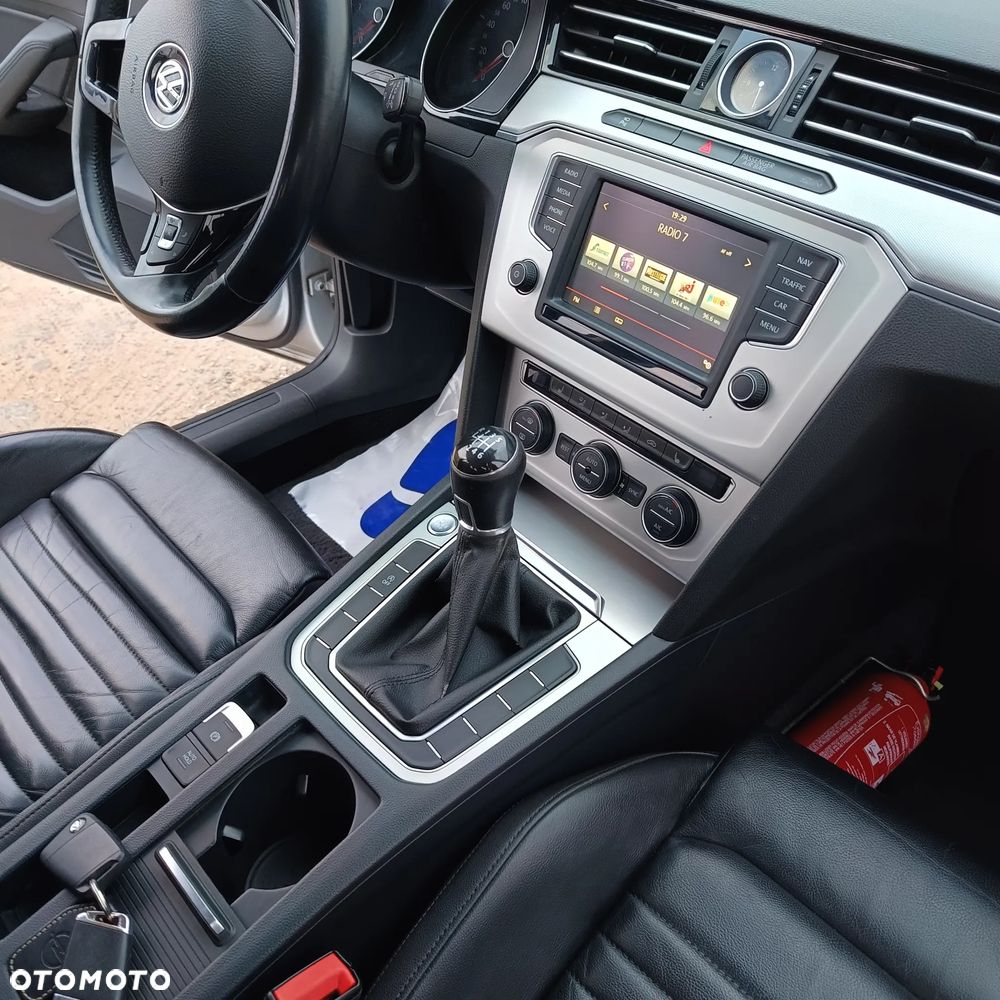 Volkswagen Passat 2.0 TDI (BlueMotion Technology) Highline - 17