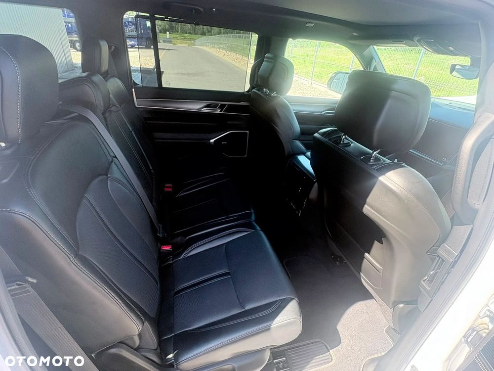 Jeep Wagoneer - 16