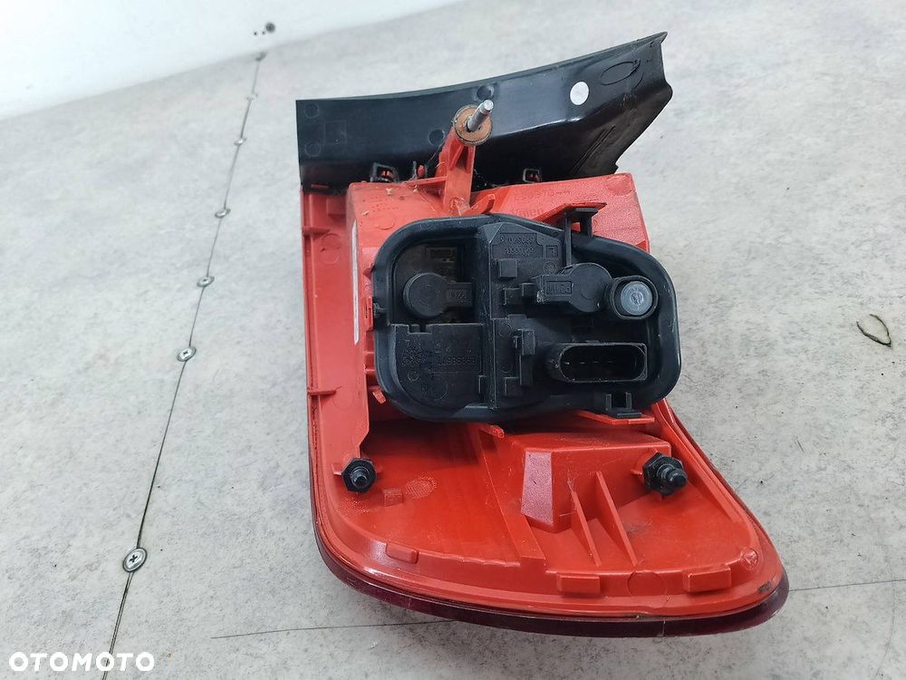 LAMPA TYLNA LEWA AUDI A6 C6 043329 89317039  VALEO KOMBI - 6