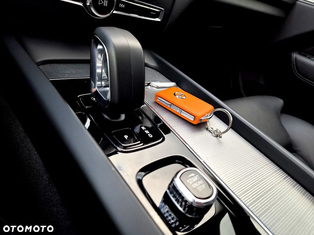 Volvo XC 60 B4 D Plus Dark - 24