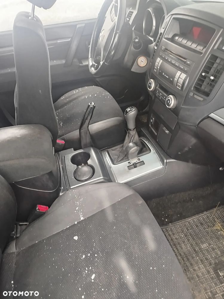 Mitsubishi Pajero - 24