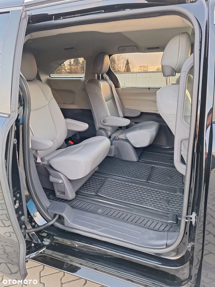 Toyota Sienna - 9